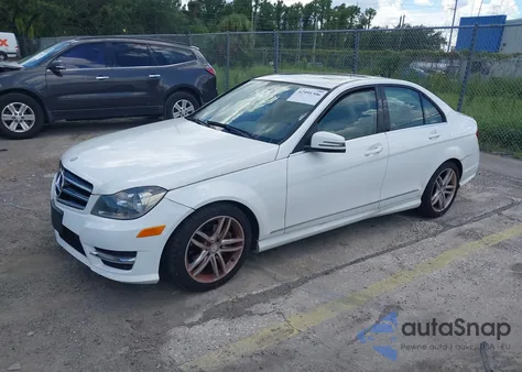2014 Mercedes-Benz C 250 Sport z USA, uszkodzony, nr VIN WDDGF4HB7EG208021